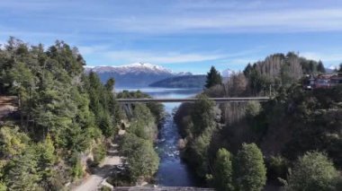 Neuquen Arjantin 'deki Villa La Angostura' da Patagonya Yolu. Karlı Dağlar. Angostura Köyü. Yolculuk Yolculuğu. Patagonya Yolu Neuquen Arjantin 'deki Villa La Angostura' da.