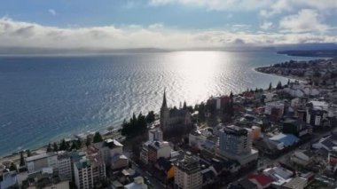 Rio Negro Arjantin, San Carlos de Bariloche Bariloche Kilisesi. Ortaçağ Kilisesi. Şehir merkezinde. Çarpıcı şehir manzarası. Bariloche Kilisesi San Carlos De Bariloche Rio Zenci Arjantin.