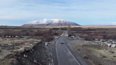Santa Cruz Arjantin 'deki El Calafate' deki Patagonya Yolu. Karlı Dağlar. Kar Kaplama Manzarası. Santa Cruz Arjantin. Kış Arkaplanı. Santa Cruz Arjantin 'de El Calafate' de Patagonya Yolu.
