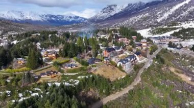 Rio Negro Arjantin 'deki Bariloche' de Patagonya Skyline. Karlı Dağ. Kar Düşen Sahne. Rio Zenci Arjantin. Kış Yolculuğu. Rio Negro Arjantin 'deki Bariloche' de Patagonya Skyline.
