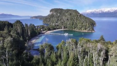 Patagonia Skyline Neuquen Arjantin 'deki Villa La Angostura' da. Kar Tepeli Dağlar. Angostura Köyü. Kış Yolculuğu. Patagonya Skyline Neuquen Arjantin 'deki Villa La Angostura' da.