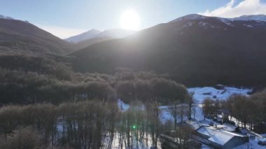 Tierra Del Fuego Arjantin 'deki Ushuaia Kış Merkezi. Kış manzarası. Harika bir açık hava. Tierra Del Fuego Arjantin. Kar Kaplama Ormanı. Tierra Del Fuego Arjantin 'deki Ushuaia Kış Merkezi.