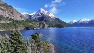 Rio Negro Arjantin 'deki Bariloche' de Patagonya Skyline. Kar Tepeli Dağ. Chico Circuit. Bariloche Arjantin. Kış Yolculuğu. Rio Negro Arjantin 'deki Bariloche' de Patagonya Skyline.