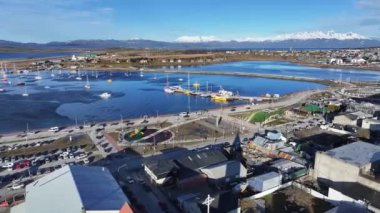Ushuaia Skyline Tierra Del Fuego Arjantin Ushuaia 'da. Ortaçağ Kilisesi. Dini Sahne. Şehir merkezindeki şehir manzarası. Ushuaia Skyline Tierra Del Fuego Arjantin Ushuaia 'da.