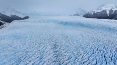 Santa Cruz Arjantin 'deki El Calafate' deki Los Glaciares Ulusal Parkı. Göz kamaştırıcı bir buzul. Los Glaciares Ulusal Parkı. Santa Cruz Arjantin 'deki El Calafate' deki Los Glaciares Ulusal Parkı.