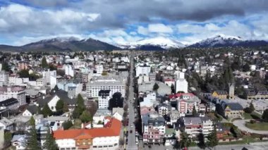 Bariloche Skyline Rio 'daki Bariloche Arjantin' de. Meşhur Şehir Sahnesi. Şehir merkezinde. Çarpıcı şehir manzarası. Bariloche Skyline Rio 'daki Bariloche' de Zenci Arjantin.