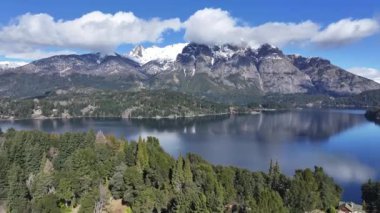 Bariloche Skyline Rio Negro Arjantin 'deki San Carlos de Bariloche' de. Karlı Dağlar. Chico Circuit. Geçmişe Seyahat. Bariloche Skyline Rio Negro Arjantin 'de San Carlos de Bariloche' de.