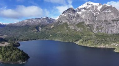 Rio Negro Arjantin 'deki Bariloche' de Patagonya Skyline. Kar Tepeli Dağ. Chico Circuit. Bariloche Arjantin. Kış Yolculuğu. Rio Negro Arjantin 'deki Bariloche' de Patagonya Skyline.
