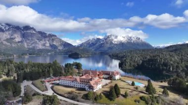 Rio Negro Arjantin, Bariloche 'deki Llao Llao Oteli. Kar Tepeli Dağ. Chico Circuit. Bariloche Arjantin. Kış Yolculuğu. Llao Llao Hotel Bariloche Rio Zenci Arjantin 'de.