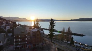 Rio Negro Arjantin 'deki San Carlos de Bariloche' da gün batımı Bariloche. Sahne Suyu. Şehir merkezinde. Çarpıcı şehir manzarası. Rio Negro Arjantin 'deki San Carlos de Bariloche' de gün batımı.