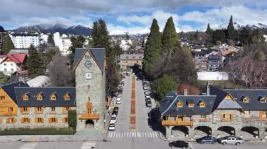 Bariloche Skyline Rio 'daki Bariloche Arjantin' de. Ünlü Turistik Meydanı. Şehir merkezinde. Çarpıcı şehir manzarası. Bariloche Skyline Rio 'daki Bariloche' de Zenci Arjantin.