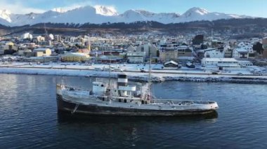 Tierra Del Fuego Arjantin 'deki Ushuaia' da Aziz Christopher Teknesi. Aziz Christopher Gemisi. Gemi Heykeli. Şehir merkezindeki şehir manzarası. Ushuaia 'da Aziz Christopher Teknesi Tierra Del Fuego Arjantin.