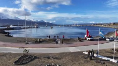 Tierra Del Fuego Arjantin 'deki Ushuaia' da Ushuaia İşareti. Bay Water Manzarası. Harf İşareti. Tierra Del Fuego Arjantin. Şehir merkezindeki şehir manzarası. Ushuaia İşareti Tierra Del Fuego Arjantin Ushuaia 'da.