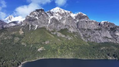 Rio Negro Arjantin 'deki Bariloche' de Patagonya Skyline. Kar Tepeli Dağ. Chico Circuit. Bariloche Arjantin. Kış Yolculuğu. Rio Negro Arjantin 'deki Bariloche' de Patagonya Skyline.