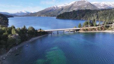 Rio Negro Arjantin, Bariloche 'deki Patagonya Yolu. Karlı Dağlar. Kar Kaplama Manzarası. Rio Zenci Arjantin. Kış Arkaplanı. Rio Negro Arjantin 'deki Bariloche' de Patagonya Yolu.