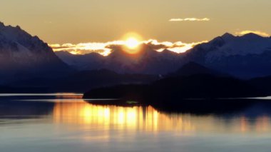 Rio Negro Arjantin Bariloche 'de gün batımı Bariloche. Sahne Suyu. Seascape Sunset. Bariloche Arjantin. Çarpıcı Dağlar. Rio 'daki Bariloche' de Gün Batımı Bariloche Arjantin.
