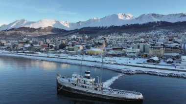 Tierra Del Fuego Arjantin 'deki Ushuaia' da Aziz Christopher Teknesi. Aziz Christopher Gemisi. Gemi Heykeli. Şehir merkezindeki şehir manzarası. Ushuaia 'da Aziz Christopher Teknesi Tierra Del Fuego Arjantin.