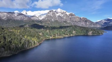 Rio Negro Arjantin 'deki Bariloche' de Patagonya Skyline. Kar Tepeli Dağ. Chico Circuit. Bariloche Arjantin. Kış Yolculuğu. Rio Negro Arjantin 'deki Bariloche' de Patagonya Skyline.