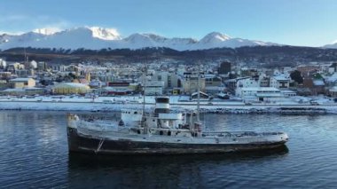 Tierra Del Fuego Arjantin 'deki Ushuaia' da Aziz Christopher Teknesi. Aziz Christopher Gemisi. Gemi Heykeli. Şehir merkezindeki şehir manzarası. Ushuaia 'da Aziz Christopher Teknesi Tierra Del Fuego Arjantin.