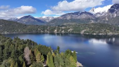 Rio Negro Arjantin 'deki Bariloche' de Patagonya Skyline. Kar Tepeli Dağ. Chico Circuit. Bariloche Arjantin. Kış Yolculuğu. Rio Negro Arjantin 'deki Bariloche' de Patagonya Skyline.