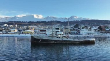 Tierra Del Fuego Arjantin 'deki Ushuaia' da Aziz Christopher Teknesi. Aziz Christopher Gemisi. Gemi Heykeli. Şehir merkezindeki şehir manzarası. Ushuaia 'da Aziz Christopher Teknesi Tierra Del Fuego Arjantin.