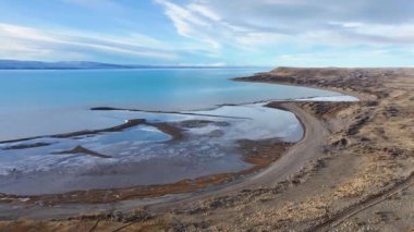 Santa Cruz Arjantin 'deki El Calafate' de Arjantin Gölü. Doğa manzarası. Çarpıcı Körfez Suyu. Santa Cruz Arjantin. Göl Arkaplanı. Santa Cruz Arjantin 'deki El Calafate' de Arjantin Gölü.