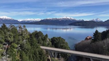 Neuquen Arjantin 'deki Villa La Angostura' da Ruta 40 yolu. Karlı Dağlar. Angostura Köyü. Villa La Angostura Arjantin. Yolculuk Yolculuğu. Ruta 40 Yolu Neuquen Arjantin 'deki Villa La Angostura' da.