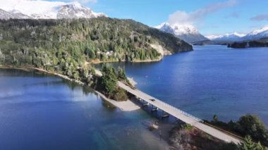 Rio Negro Arjantin, Bariloche 'deki Patagonya Yolu. Karlı Dağlar. Kar Kaplama Manzarası. Rio Zenci Arjantin. Kış Arkaplanı. Rio Negro Arjantin 'deki Bariloche' de Patagonya Yolu.