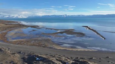 Santa Cruz Arjantin 'deki El Calafate' de Arjantin Gölü. Doğa manzarası. Çarpıcı Körfez Suyu. Santa Cruz Arjantin. Göl Arkaplanı. Santa Cruz Arjantin 'deki El Calafate' de Arjantin Gölü.