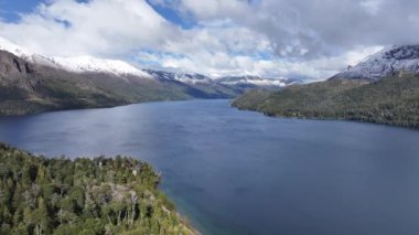 Bariloche Skyline Rio 'daki Bariloche Arjantin' de. Karlı Dağ. Göl manzarası. Rio Zenci Arjantin. Kış Yolculuğu. Bariloche Skyline Rio 'daki Bariloche' de Zenci Arjantin.