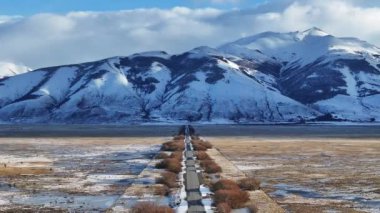 Santa Cruz Arjantin 'deki El Calafate' deki Patagonya Yolu. Karlı Dağlar. Yol gezisi sahnesi. Santa Cruz Arjantin. Kış Yolculuğu. Santa Cruz Arjantin 'de El Calafate' de Patagonya Yolu.
