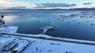 Tierra Del Fuego Arjantin 'deki Ushuaia' da Aziz Christopher Teknesi. Aziz Christopher Gemisi. Gemi Heykeli. Şehir merkezindeki şehir manzarası. Ushuaia 'da Aziz Christopher Teknesi Tierra Del Fuego Arjantin.