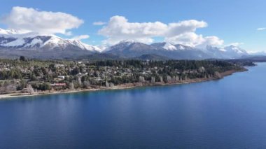 Bariloche Skyline Rio Negro Arjantin 'deki San Carlos de Bariloche' de. Sahne Suyu. Şehir merkezinde. Çarpıcı şehir manzarası. Bariloche Skyline Rio Negro Arjantin 'de San Carlos de Bariloche' de.