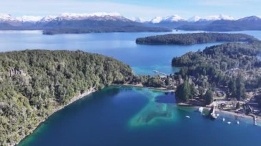 Patagonia Skyline Neuquen Arjantin 'deki Villa La Angostura' da. Karlı Dağlar. Angostura Köyü. Tatil seyahatleri. Patagonya Skyline Neuquen Arjantin 'deki Villa La Angostura' da.