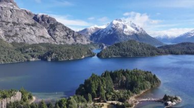Rio Negro Arjantin 'deki Bariloche' de Patagonya Skyline. Kar Tepeli Dağ. Chico Circuit. Bariloche Arjantin. Kış Yolculuğu. Rio Negro Arjantin 'deki Bariloche' de Patagonya Skyline.