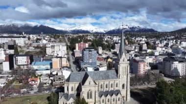 Rio Negro Arjantin 'deki San Carlos de Bariloche Bariloche Kilisesi. Ortaçağ Kilisesi. Şehir merkezinde. Çarpıcı şehir manzarası. Bariloche Kilisesi Rio Negro Arjantin 'de San Carlos de Bariloche' de.