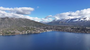 Bariloche Skyline Rio Negro Arjantin 'deki San Carlos de Bariloche' de. Sahne Suyu. Şehir merkezinde. Çarpıcı şehir manzarası. Bariloche Skyline Rio Negro Arjantin 'de San Carlos de Bariloche' de.