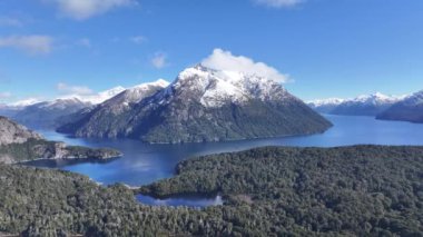 Rio Negro Arjantin 'deki Bariloche' de Patagonya Skyline. Kar Tepeli Dağ. Chico Circuit. Bariloche Arjantin. Kış Yolculuğu. Rio Negro Arjantin 'deki Bariloche' de Patagonya Skyline.
