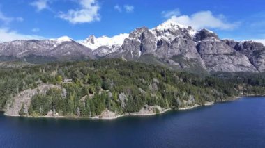 Rio Negro Arjantin 'deki Bariloche' de Patagonya Skyline. Kar Tepeli Dağ. Chico Circuit. Bariloche Arjantin. Kış Yolculuğu. Rio Negro Arjantin 'deki Bariloche' de Patagonya Skyline.