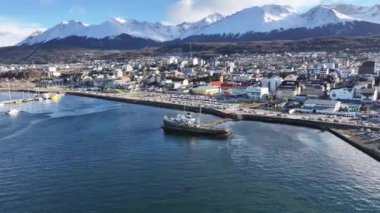 Tierra Del Fuego Arjantin 'deki Ushuaia' da Aziz Christopher Teknesi. Aziz Christopher Gemisi. Gemi Heykeli. Şehir merkezindeki şehir manzarası. Ushuaia 'da Aziz Christopher Teknesi Tierra Del Fuego Arjantin.