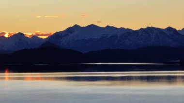 Rio Negro Arjantin 'deki San Carlos de Bariloche' da gün batımı Bariloche. Sahne Suyu. Seascape Sunset. Çarpıcı Dağlar. Rio Negro Arjantin 'deki San Carlos de Bariloche' de gün batımı.