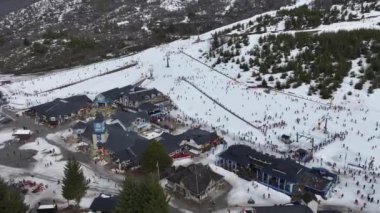 Rio Negro Arjantin 'deki San Carlos de Bariloche Katedrali' nde. Karlı Dağlar. Kayak merkezi manzarası. Kış sporu. Rio Negro Arjantin 'deki San Carlos De Bariloche Katedrali.