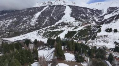 Rio Negro Arjantin 'deki Bariloche' de Patagonya Skyline. Karlı Dağ. Kar Düşen Sahne. Rio Zenci Arjantin. Kış Yolculuğu. Rio Negro Arjantin 'deki Bariloche' de Patagonya Skyline.