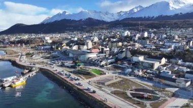 Ushuaia Skyline Fin Del Mundo Arjantin Ushuaia 'da. Dolambaçlı Manzara. Kare Arkaplan. Fin Del Mundo Arjantin. Şehir merkezindeki şehir manzarası. Ushuaia Skyline Fin Del Mundo Arjantin 'de Ushuaia' da.