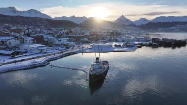 Tierra Del Fuego Arjantin 'deki Ushuaia' da Aziz Christopher Teknesi. Aziz Christopher Gemisi. Gemi Heykeli. Şehir merkezindeki şehir manzarası. Ushuaia 'da Aziz Christopher Teknesi Tierra Del Fuego Arjantin.