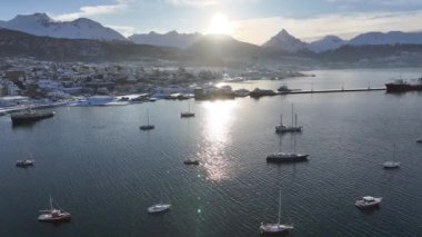 Ushuaia Körfezi Tierra Del Fuego Arjantin 'de. Bay Water Manzarası. Gemiler demirli. Şehir merkezindeki şehir manzarası. Ushuaia Körfezi Ushuaia Tierra Del Fuego Arjantin.