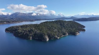 Bariloche Skyline Rio Negro Arjantin 'deki San Carlos de Bariloche' de. Sahne Suyu. Şehir merkezinde. Çarpıcı şehir manzarası. Bariloche Skyline Rio Negro Arjantin 'de San Carlos de Bariloche' de.
