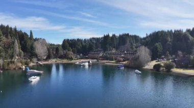 Marina Limanı Neuquen Arjantin 'deki Villa La Angostura' da. Karlı Dağlar. Angostura Köyü. Tatil seyahatleri. Marina Limanı Neuquen Arjantin 'deki Villa La Angostura' da.