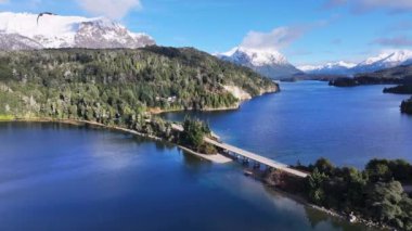 Rio Negro Arjantin, Bariloche 'deki Patagonya Yolu. Kar Tepeli Dağ. Chico Circuit. Bariloche Arjantin. Kış Yolculuğu. Rio Negro Arjantin 'deki Bariloche' de Patagonya Yolu.