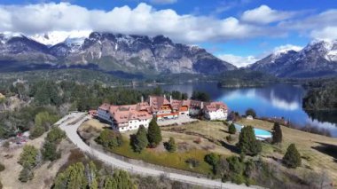 Rio Negro Arjantin, San Carlos De Bariloche 'deki Llao Llao Oteli. Karlı Dağlar. Chico Circuit. Geçmişe Seyahat. Llao Llao Oteli San Carlos De Bariloche Rio Negro Arjantin 'de.
